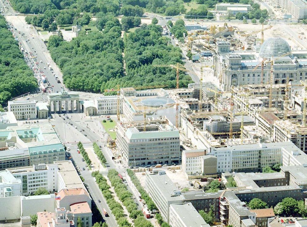 Luftaufnahme Berlin - Büro- und Geschäftshausbau am Brandenburger Tor in Berlin-Mitte.