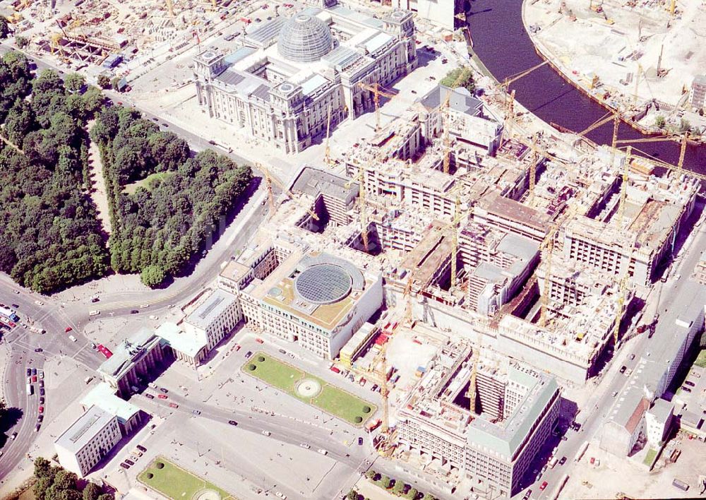 Luftbild Berlin - Büro- und Geschäftshausbau am Brandenburger Tor in Berlin-Mitte.