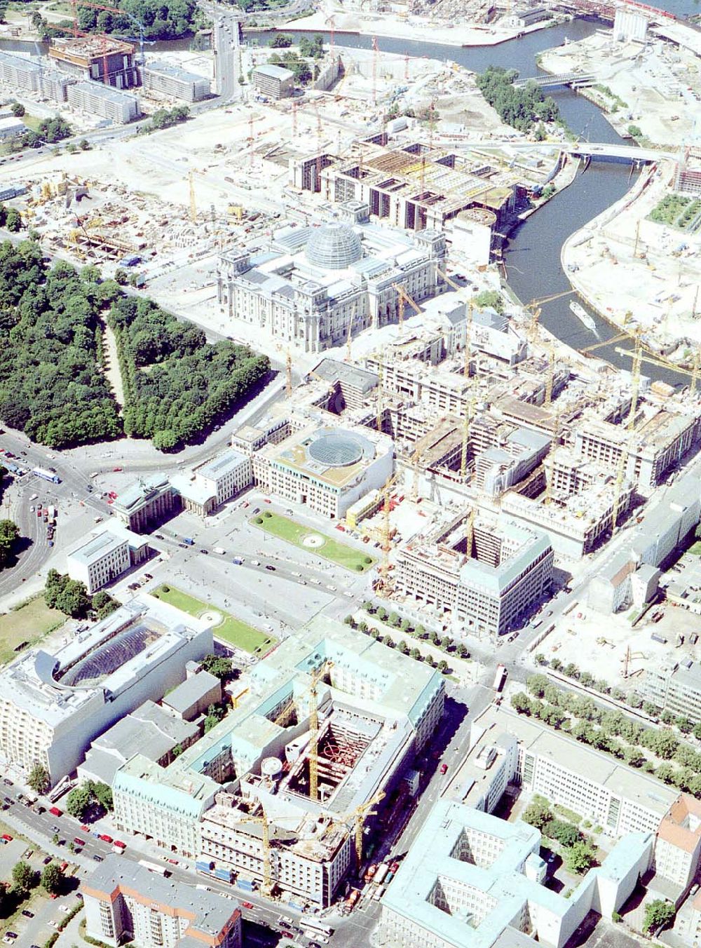 Berlin von oben - Büro- und Geschäftshausbau am Brandenburger Tor in Berlin-Mitte.