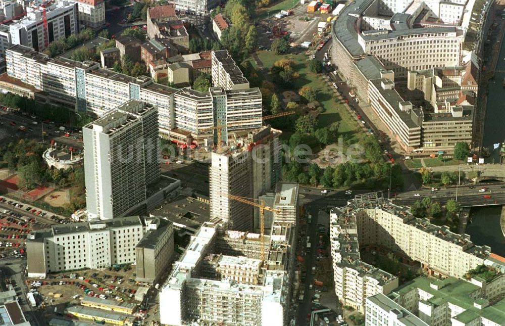 Berlin von oben - Büro- und Geschäftshausbau des DIHT am Spittelmarkt. 14.10.1997