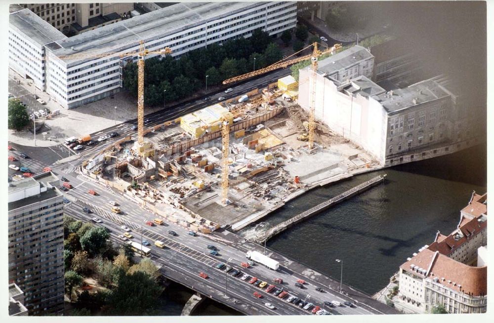 Berlin aus der Vogelperspektive: Büro- und Geschäftshausbau des DIHT am Spittelmarkt. 14.10.1997