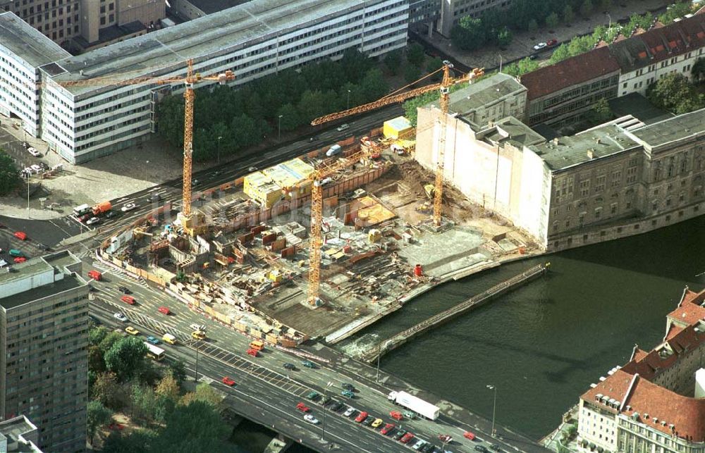 Luftbild Berlin - Büro- und Geschäftshausbau des DIHT am Spittelmarkt. 14.10.1997