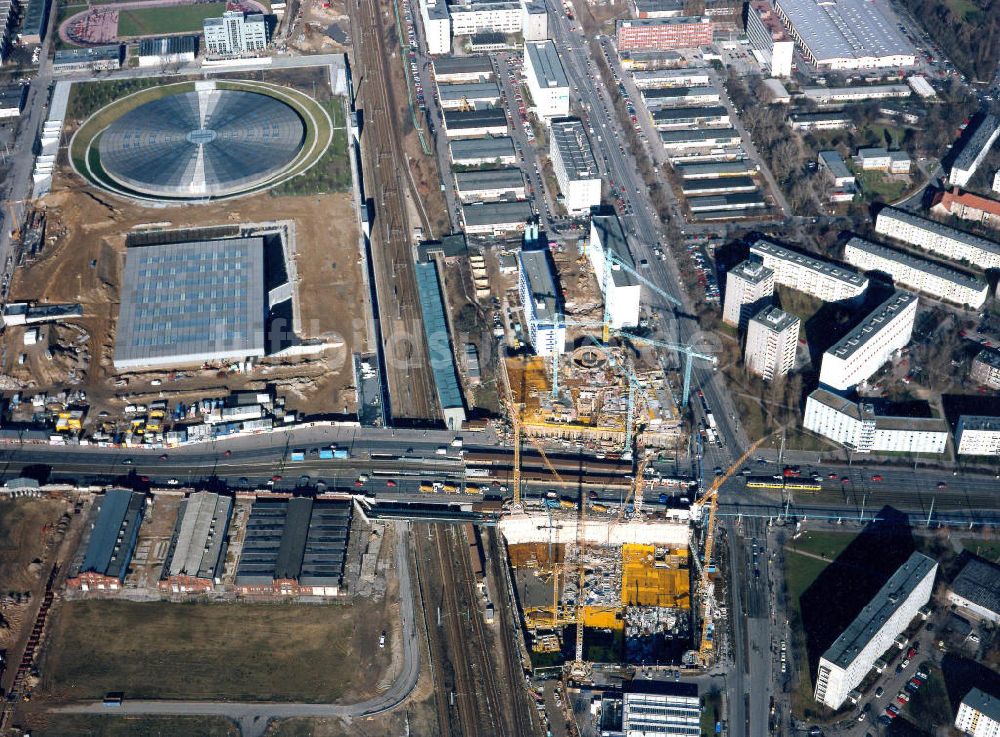 Berlin - Friedrichshain aus der Vogelperspektive: Büro-und Geschäftshausbau Forum Landsberger Allee an der Landsberger Allee / Storkower Straße