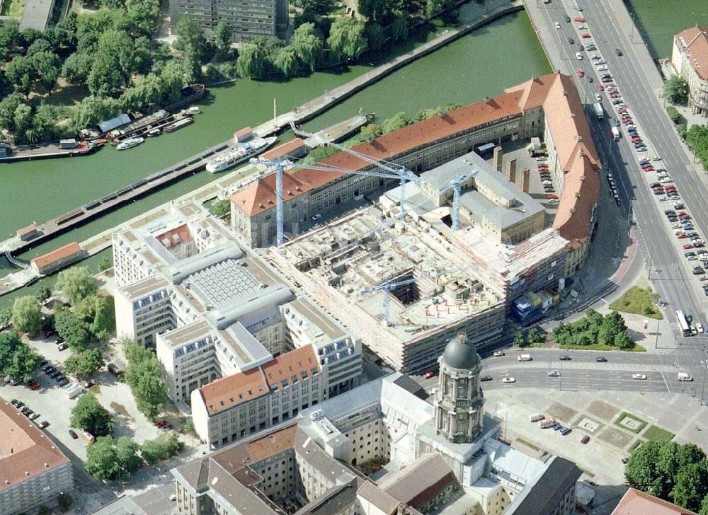 Berlin von oben - Büro- und Geschäftshausbau auf dem Geländer der Münze am Stadthaus in Berlin-Mitte.