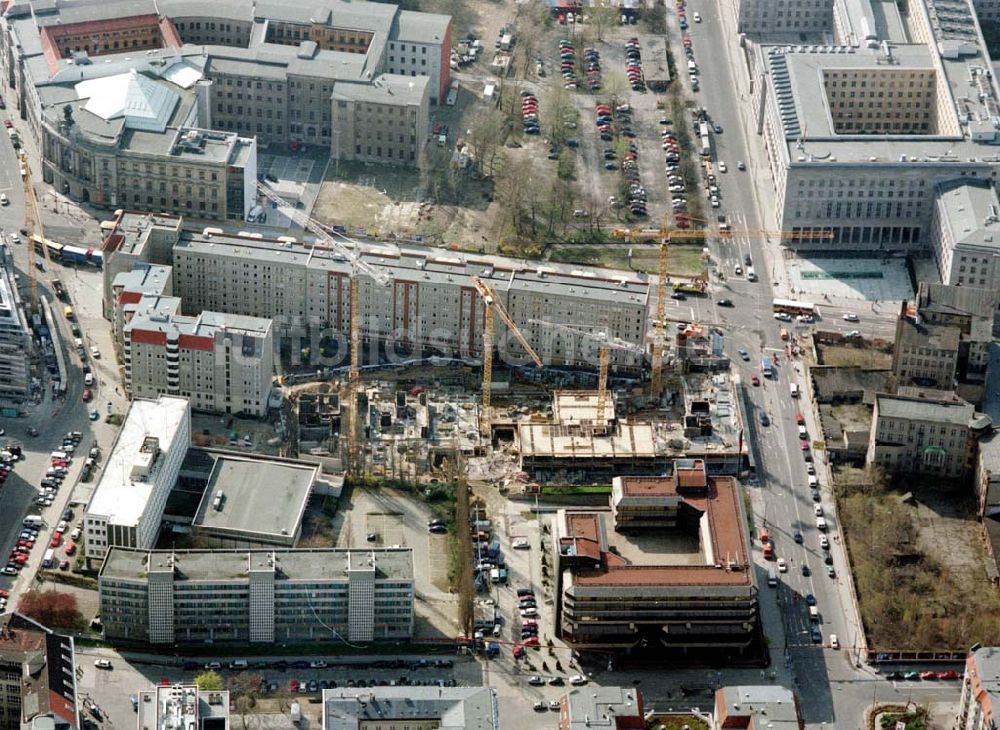 Berlin aus der Vogelperspektive: Büro- und Geschäftshausbau an der Wilhelmstraße / Leipziger Straße in Berlin - Mitte