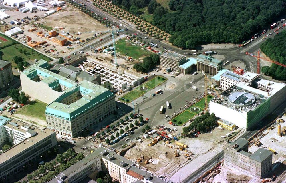 Luftbild Berlin - Büro- und Geschäftshausbaustellen am Brandenburger Tor und dem Pariser Platz in Berlin-Mitte.