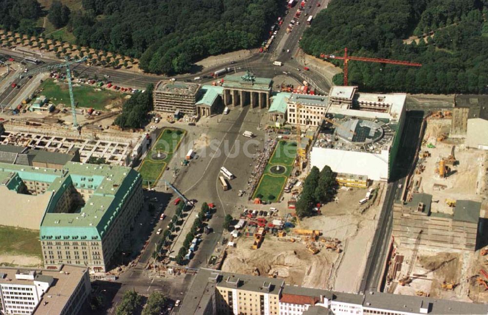 Luftaufnahme Berlin - Büro- und Geschäftshausbaustellen am Brandenburger Tor und dem Pariser Platz in Berlin-Mitte.