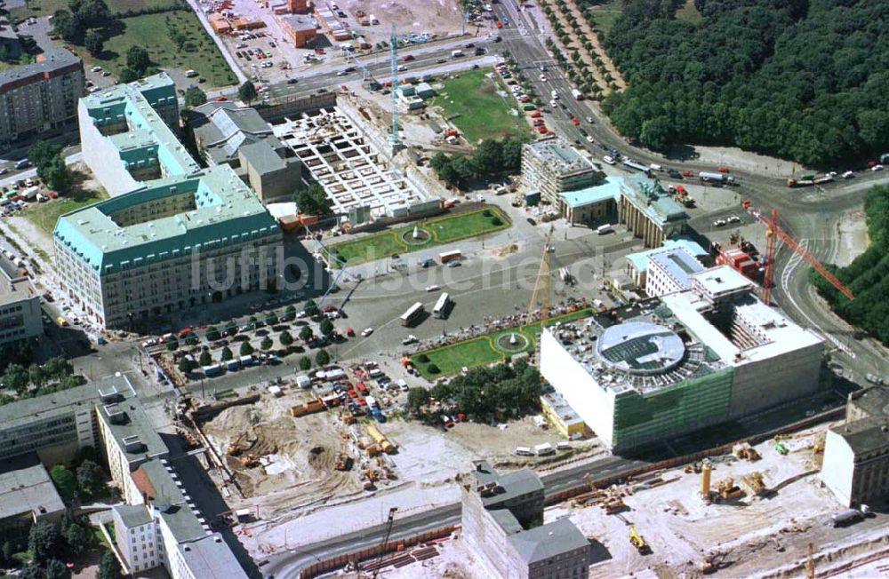 Berlin von oben - Büro- und Geschäftshausbaustellen am Brandenburger Tor und dem Pariser Platz in Berlin-Mitte.