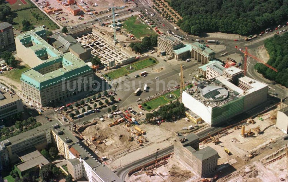 Berlin aus der Vogelperspektive: Büro- und Geschäftshausbaustellen am Brandenburger Tor und dem Pariser Platz in Berlin-Mitte.