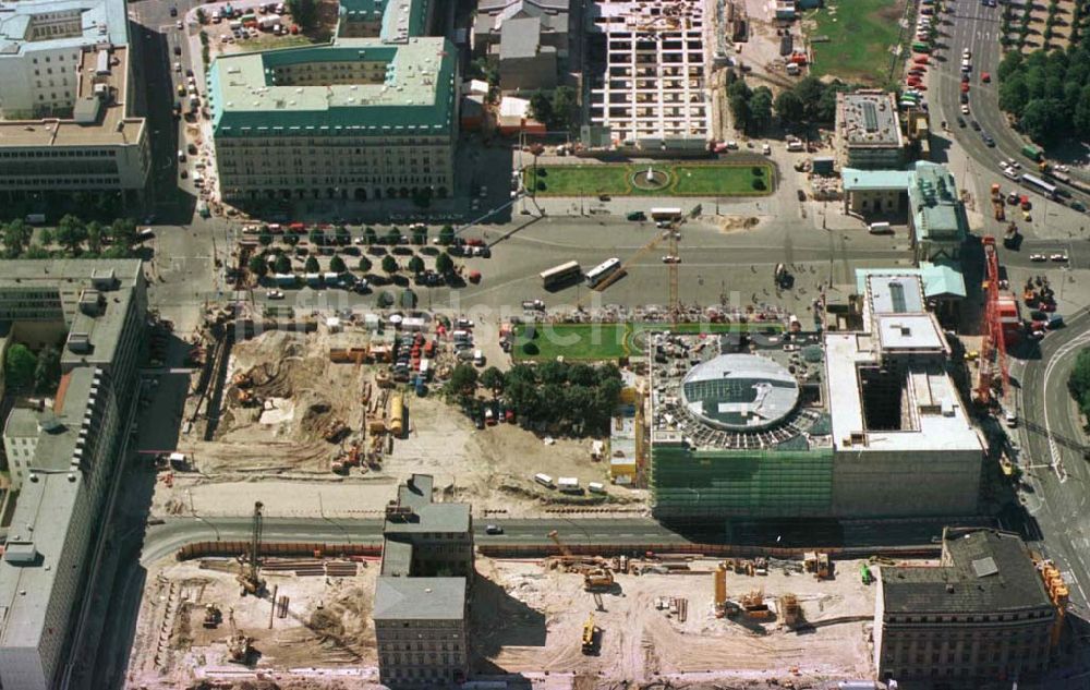 Luftbild Berlin - Büro- und Geschäftshausbaustellen am Brandenburger Tor und dem Pariser Platz in Berlin-Mitte.