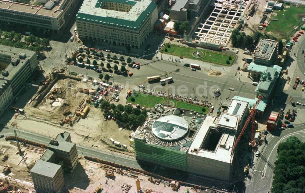 Luftaufnahme Berlin - Büro- und Geschäftshausbaustellen am Brandenburger Tor und dem Pariser Platz in Berlin-Mitte.