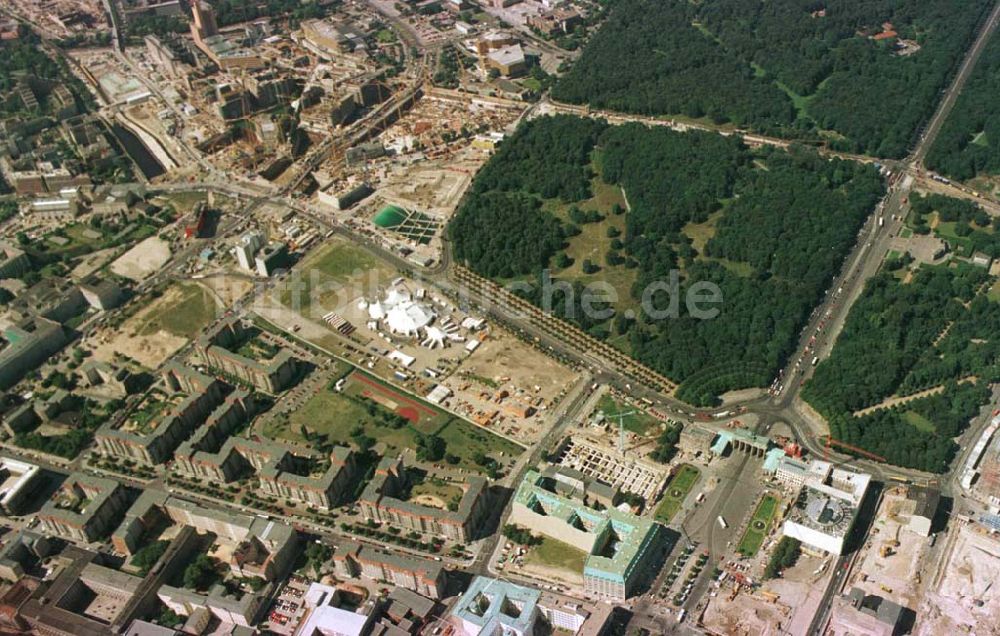 Berlin von oben - Büro- und Geschäftshausbaustellen am Brandenburger Tor und dem Pariser Platz in Berlin-Mitte.