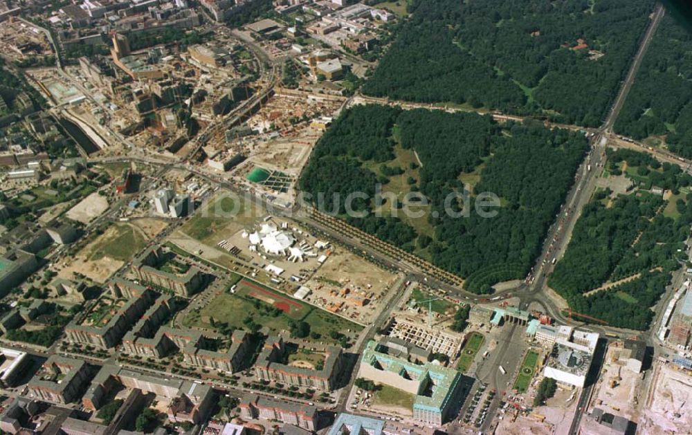 Berlin aus der Vogelperspektive: Büro- und Geschäftshausbaustellen am Brandenburger Tor und dem Pariser Platz in Berlin-Mitte.