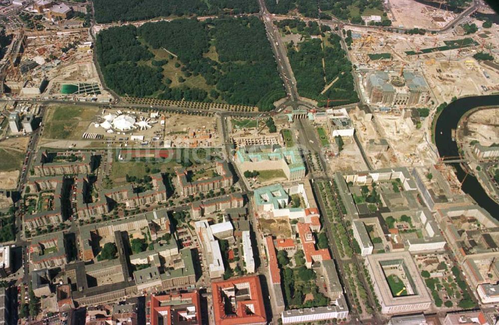 Luftbild Berlin - Büro- und Geschäftshausbaustellen am Brandenburger Tor und dem Pariser Platz in Berlin-Mitte.