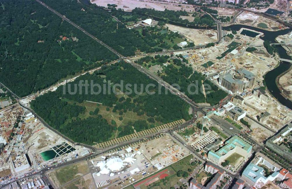 Berlin von oben - Büro- und Geschäftshausbaustellen am Brandenburger Tor und dem Pariser Platz in Berlin-Mitte.