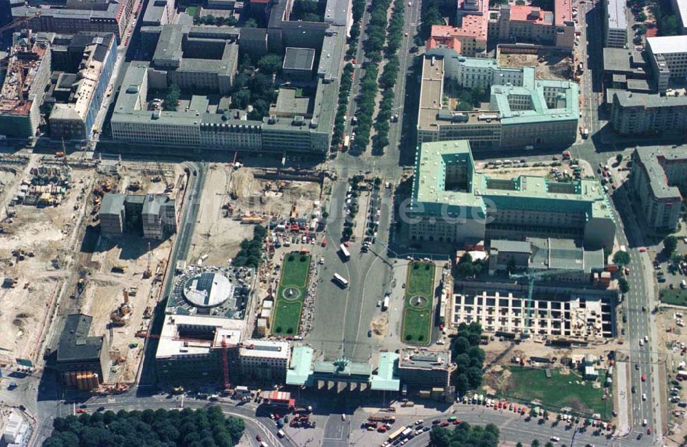 Berlin aus der Vogelperspektive: Büro- und Geschäftshausbaustellen am Brandenburger Tor und dem Pariser Platz in Berlin-Mitte.