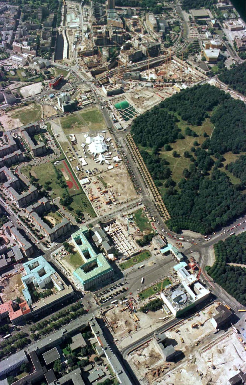 Luftbild Berlin - Büro- und Geschäftshausbaustellen am Brandenburger Tor und dem Pariser Platz in Berlin-Mitte.