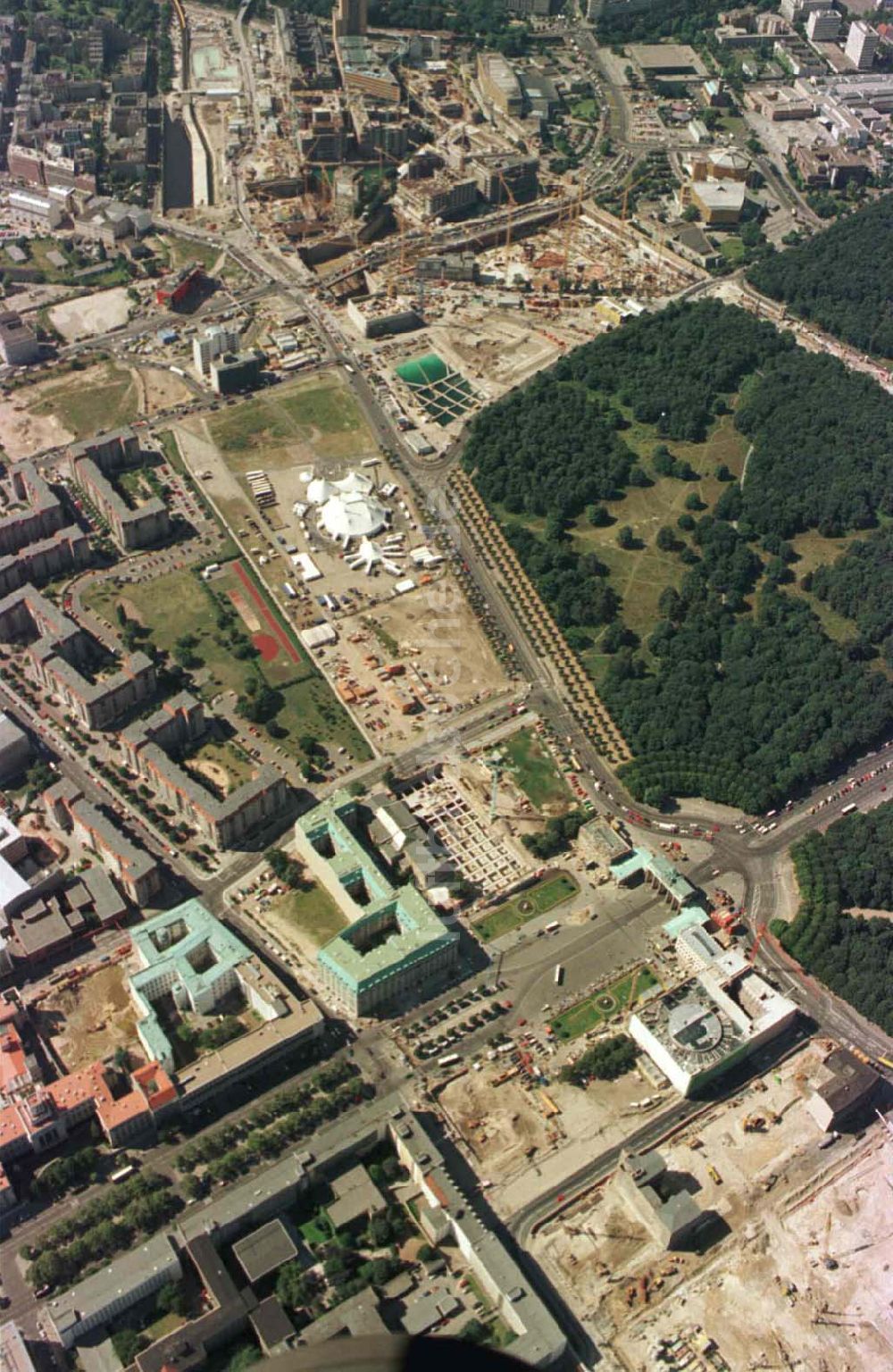 Luftaufnahme Berlin - Büro- und Geschäftshausbaustellen am Brandenburger Tor und dem Pariser Platz in Berlin-Mitte.