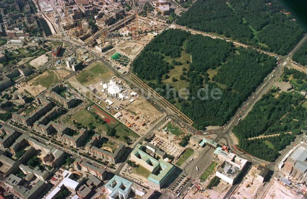 Berlin von oben - Büro- und Geschäftshausbaustellen am Brandenburger Tor und dem Pariser Platz in Berlin-Mitte.