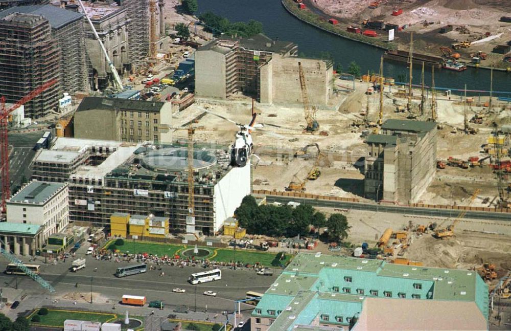 Luftbild Berlin - Büro- und Geschäftshausbaustellen am Brandenburger Tor und dem Pariser Platz in Berlin-Mitte.