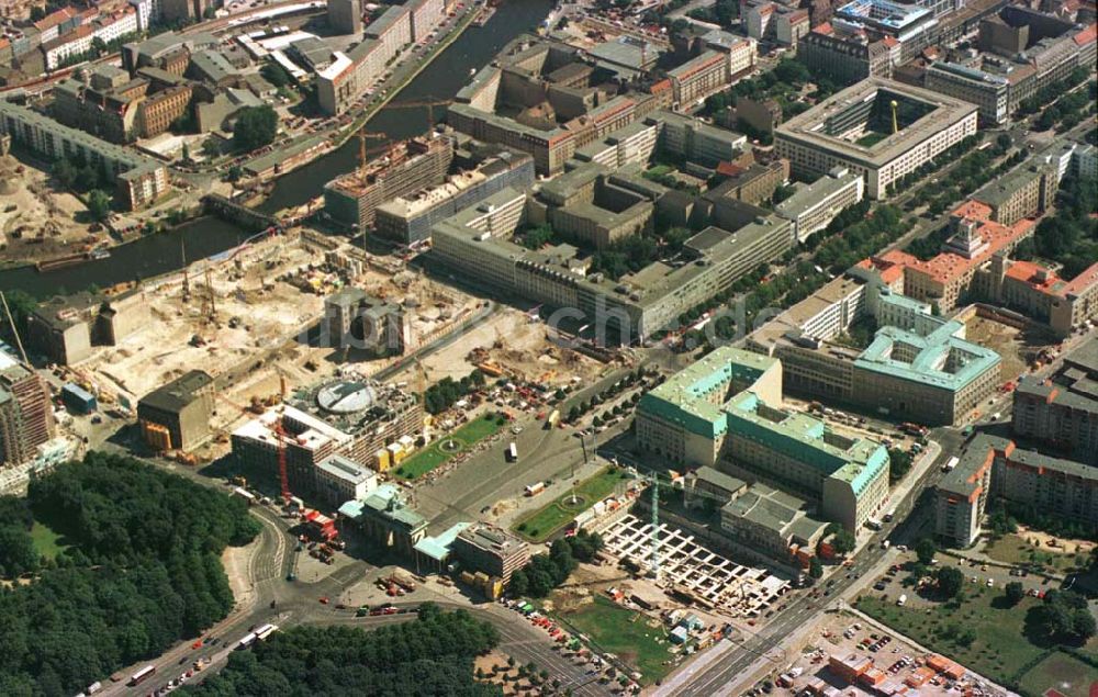 Berlin aus der Vogelperspektive: Büro- und Geschäftshausbaustellen am Brandenburger Tor und dem Pariser Platz in Berlin-Mitte.