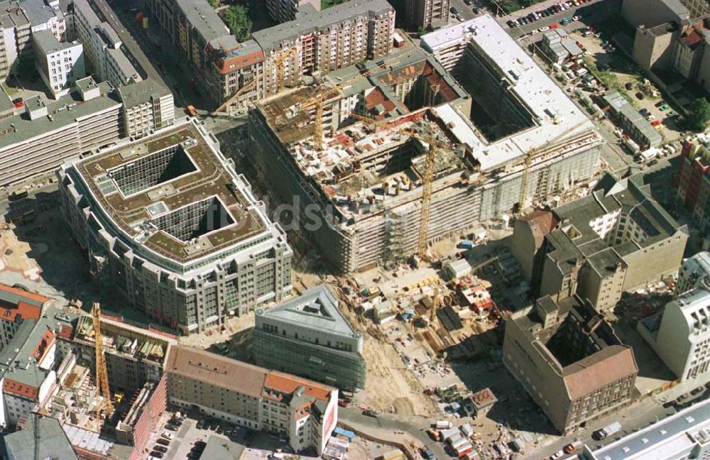 Berlin von oben - Büro- und Geschäftshausbaustellen am Check Point Charly in Berlin-Mitte.