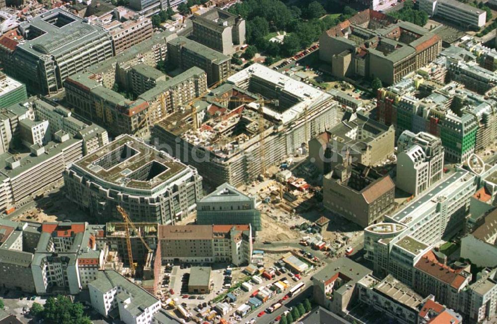 Luftbild Berlin - Büro- und Geschäftshausbaustellen am Check Point Charly in Berlin-Mitte.