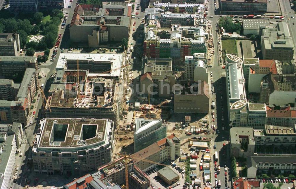 Berlin von oben - Büro- und Geschäftshausbaustellen am Check Point Charly in Berlin-Mitte.