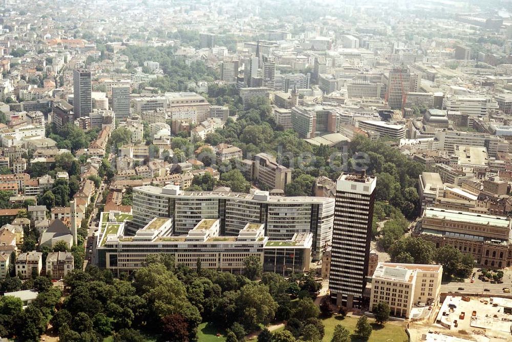 Luftbild Frankfurt am Main - Büro- und Geschäftshauskomplex Frankfurter Welle der DIFA am Bankenviertel in Frankfurt / Main.