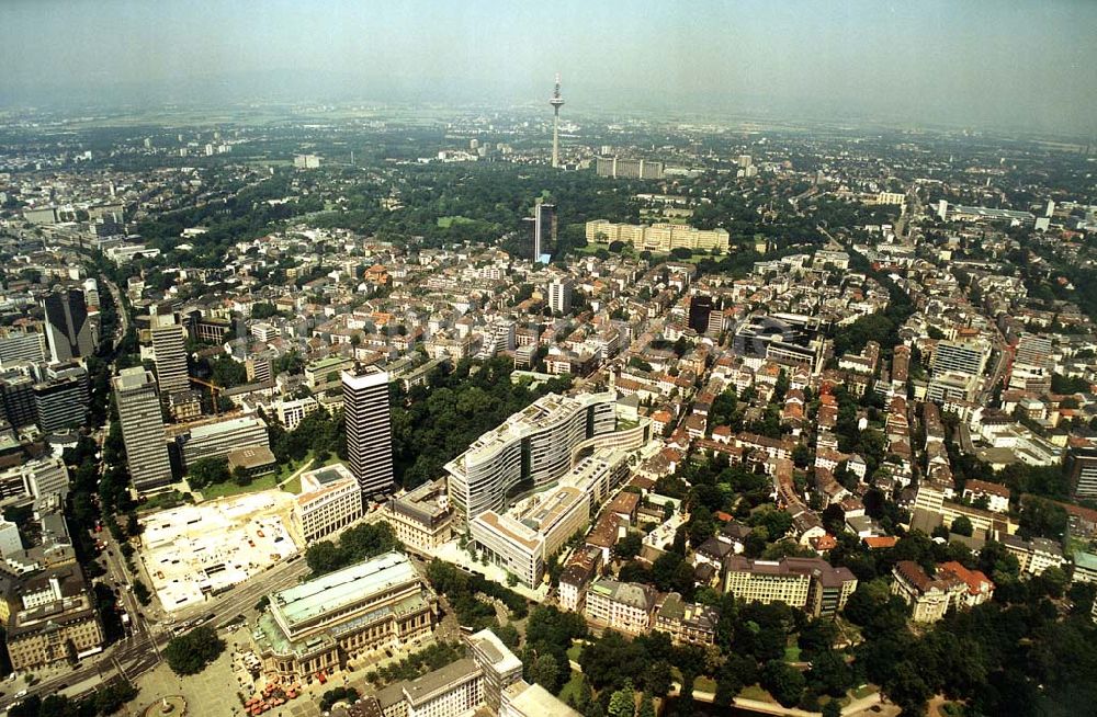 Frankfurt am Main von oben - Büro- und Geschäftshauskomplex Frankfurter Welle der DIFA am Bankenviertel in Frankfurt / Main.