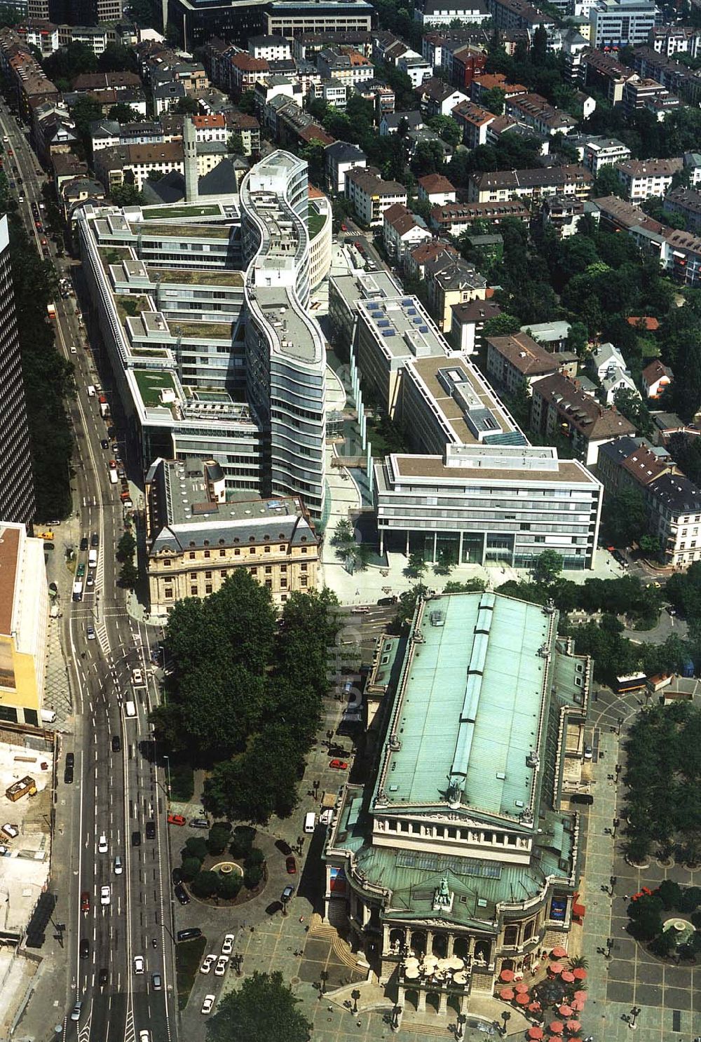 Frankfurt am Main aus der Vogelperspektive: Büro- und Geschäftshauskomplex Frankfurter Welle der DIFA am Bankenviertel in Frankfurt / Main.