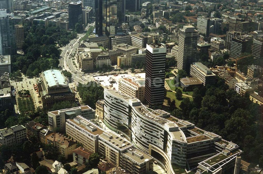 Frankfurt am Main von oben - Büro- und Geschäftshauskomplex Frankfurter Welle der DIFA am Bankenviertel in Frankfurt / Main.