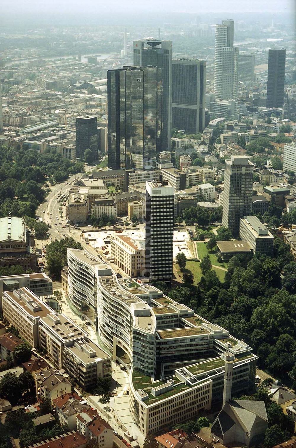 Frankfurt am Main aus der Vogelperspektive: Büro- und Geschäftshauskomplex Frankfurter Welle der DIFA am Bankenviertel in Frankfurt / Main.