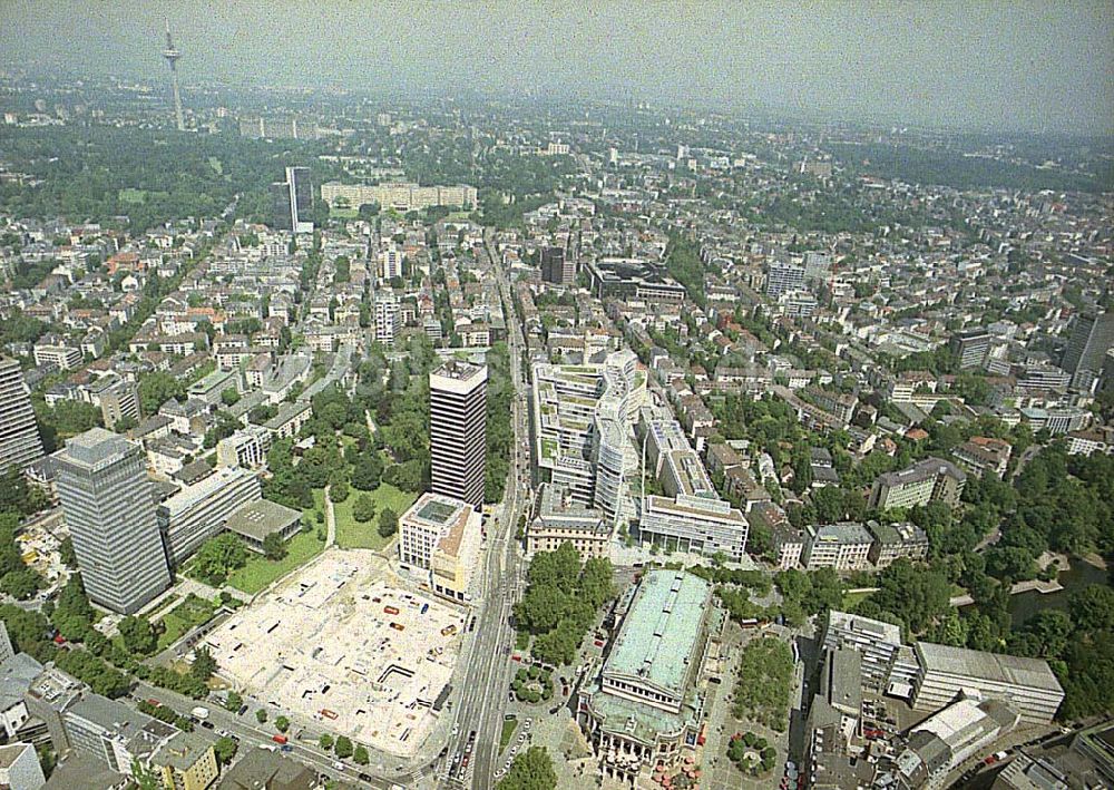 Frankfurt am Main von oben - Büro- und Geschäftshauskomplex Frankfurter Welle der DIFA am Bankenviertel in Frankfurt / Main.