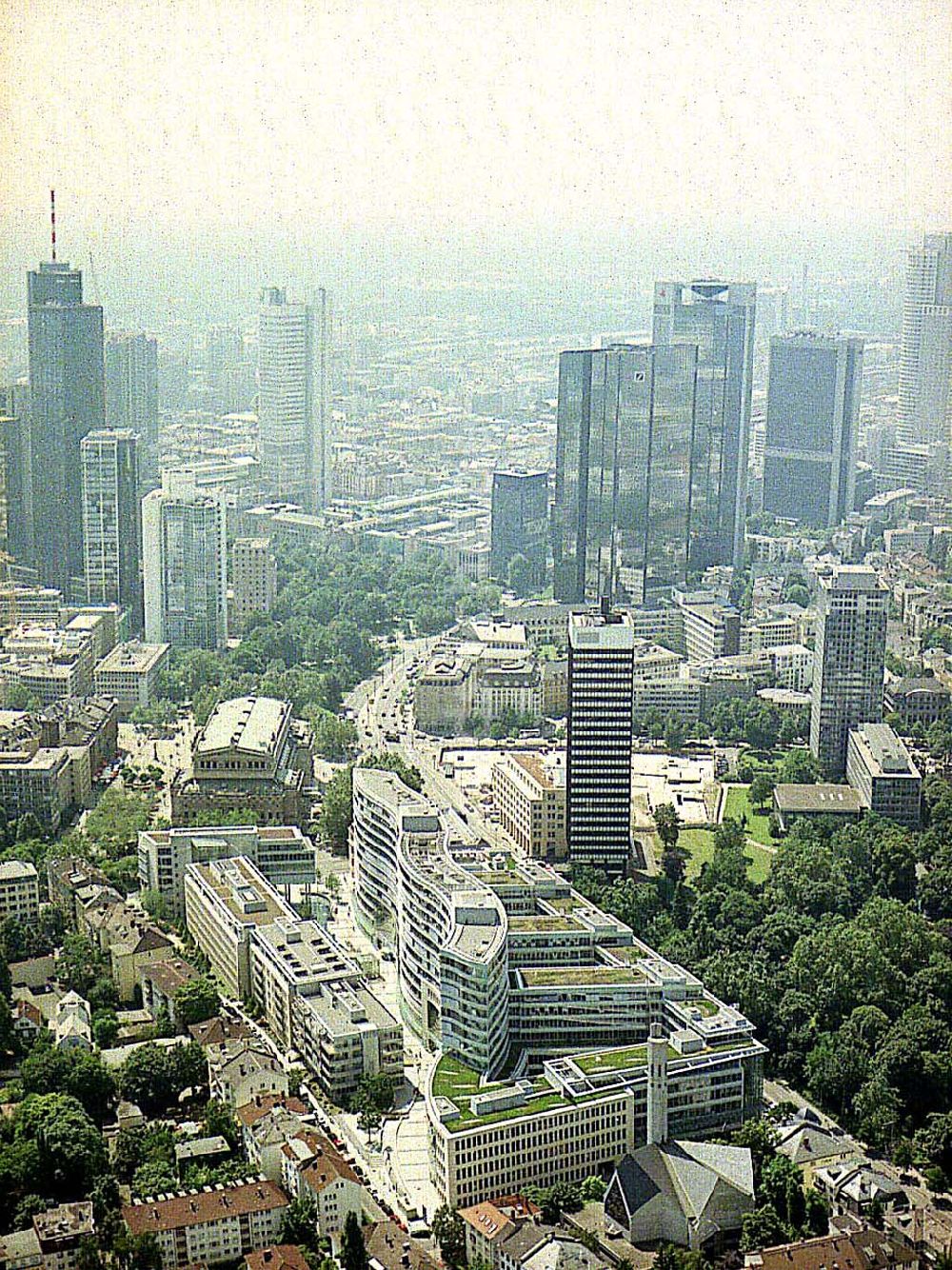 Luftaufnahme Frankfurt am Main - Büro- und Geschäftshauskomplex Frankfurter Welle der DIFA am Bankenviertel in Frankfurt / Main.