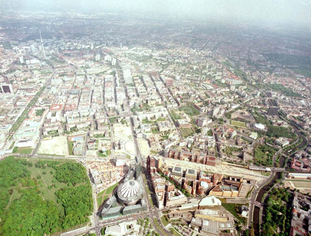 Berlin - Tiergarten aus der Vogelperspektive: Büro- und Geschäftshauskomplex der HVB - Immobilienmanagement GmbH am Potsdamer Platz in Berlin - Tiergarten / Mitte.