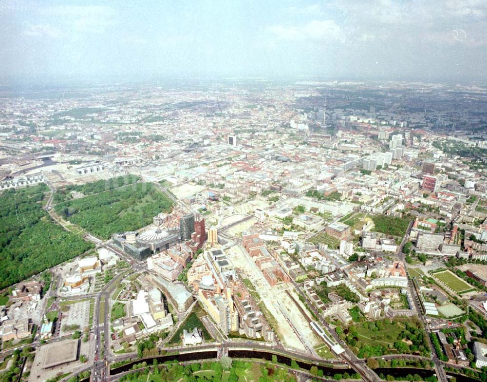 Luftaufnahme Berlin - Tiergarten - Büro- und Geschäftshauskomplex der HVB - Immobilienmanagement GmbH am Potsdamer Platz in Berlin - Tiergarten / Mitte.