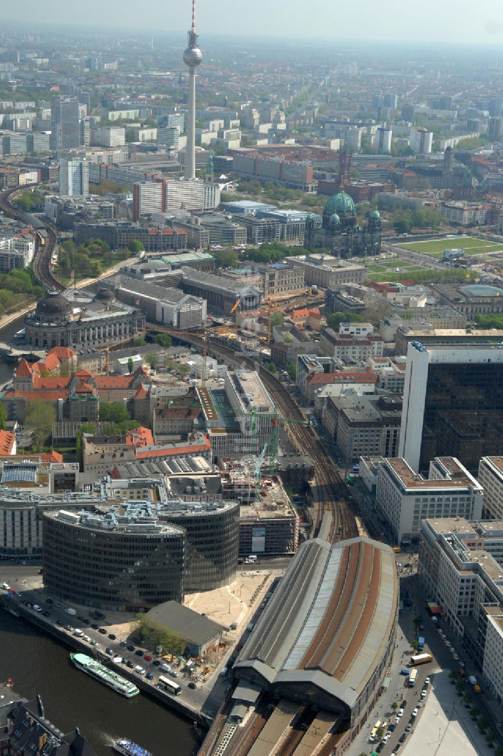 Luftaufnahme Berlin - Büro- und Geschäftshauskomplex Spreedreieck in Berlin