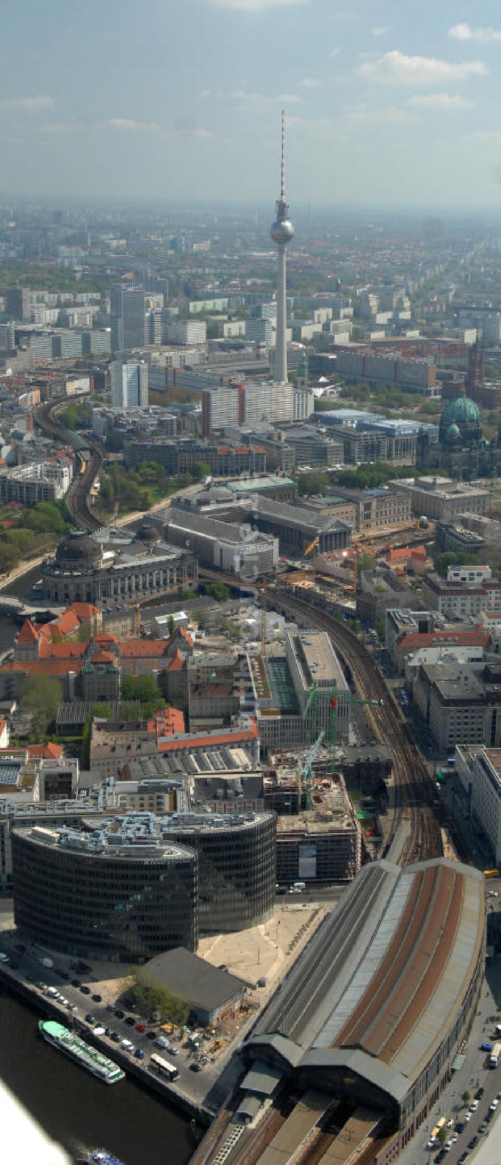 Berlin von oben - Büro- und Geschäftshauskomplex Spreedreieck in Berlin