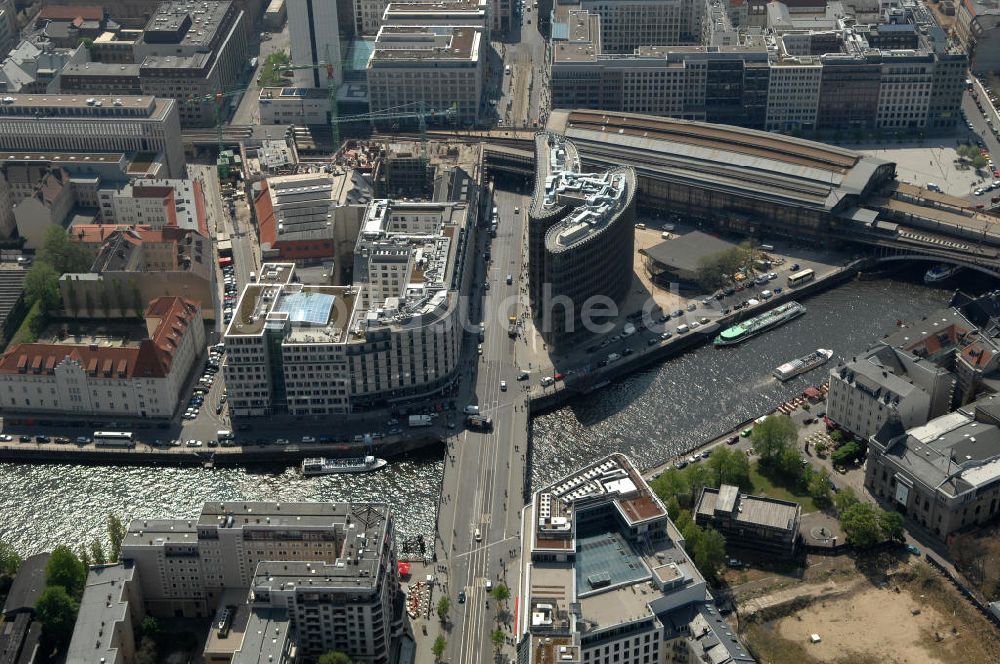 Berlin von oben - Büro- und Geschäftshauskomplex Spreedreieck in Berlin