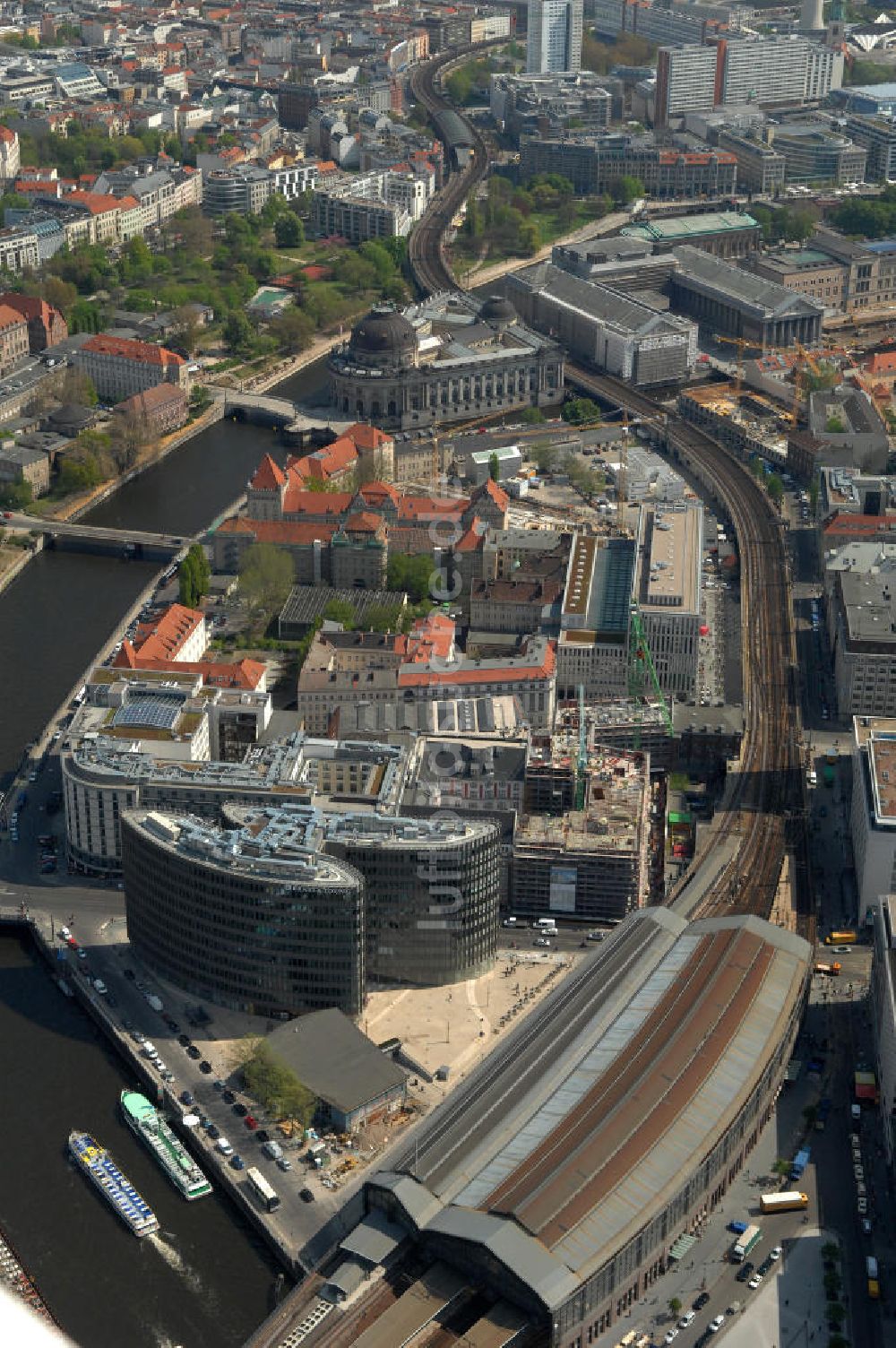 Berlin aus der Vogelperspektive: Büro- und Geschäftshauskomplex Spreedreieck in Berlin