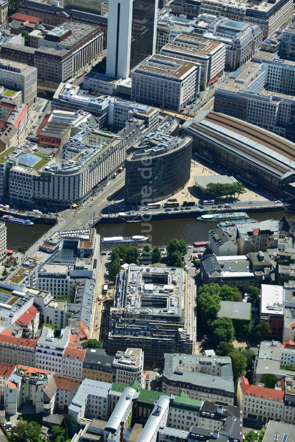 Luftbild Berlin Mitte - Büro- und Geschäftshauskomplex Spreedreieck in Berlin Mitte