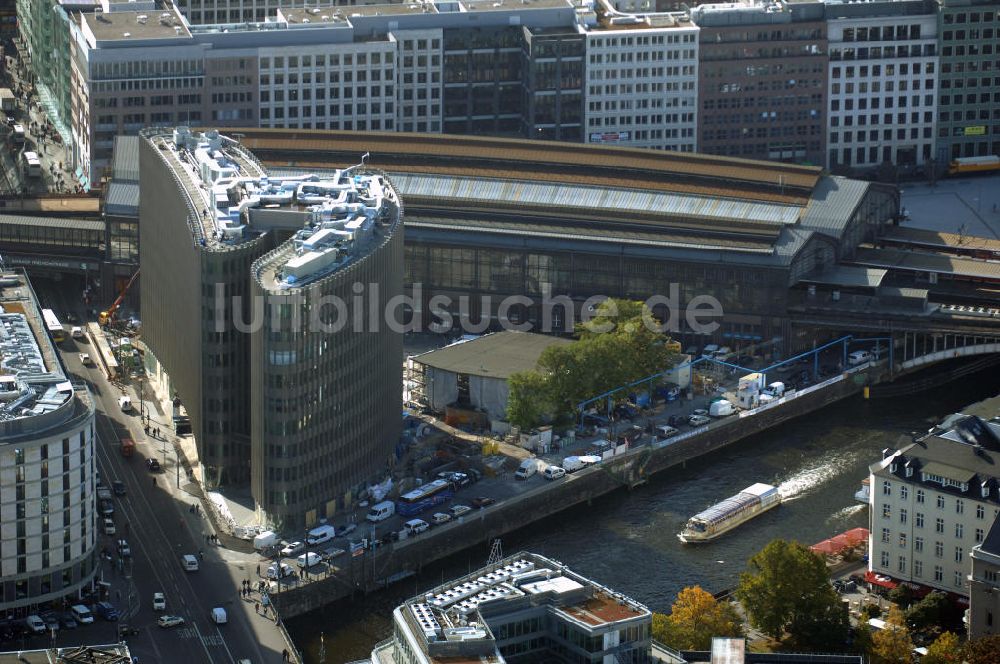 Berlin von oben - Büro- und Geschäftshauskomplex Spreedreieck, umsäumt von Spree, Friedrichstraße und S-Bahnhof