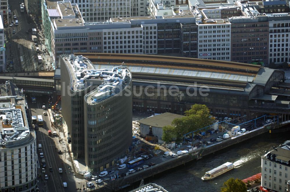 Berlin aus der Vogelperspektive: Büro- und Geschäftshauskomplex Spreedreieck, umsäumt von Spree, Friedrichstraße und S-Bahnhof