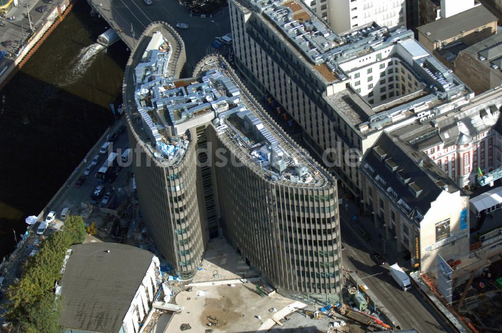 Luftbild Berlin - Büro- und Geschäftshauskomplex Spreedreieck, umsäumt von Spree, Friedrichstraße und S-Bahnhof