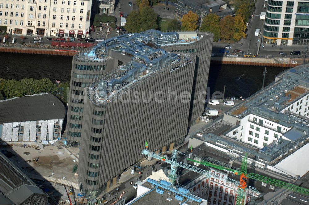 Berlin aus der Vogelperspektive: Büro- und Geschäftshauskomplex Spreedreieck, umsäumt von Spree, Friedrichstraße und S-Bahnhof