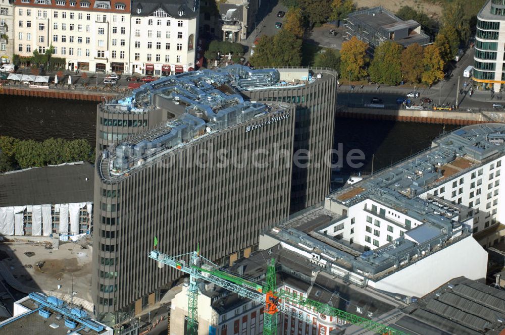 Luftbild Berlin - Büro- und Geschäftshauskomplex Spreedreieck, umsäumt von Spree, Friedrichstraße und S-Bahnhof