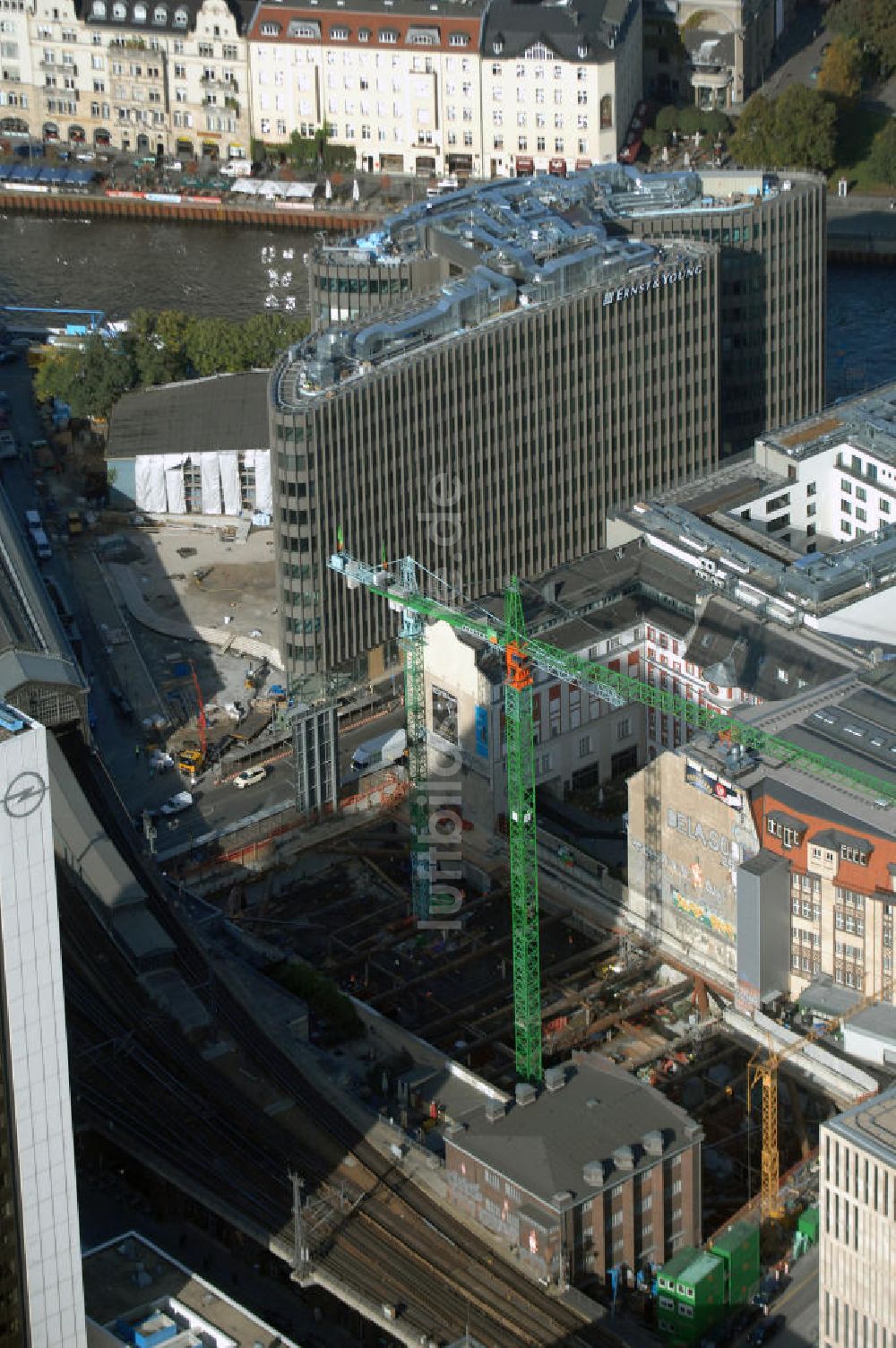 Luftaufnahme Berlin - Büro- und Geschäftshauskomplex Spreedreieck, umsäumt von Spree, Friedrichstraße und S-Bahnhof