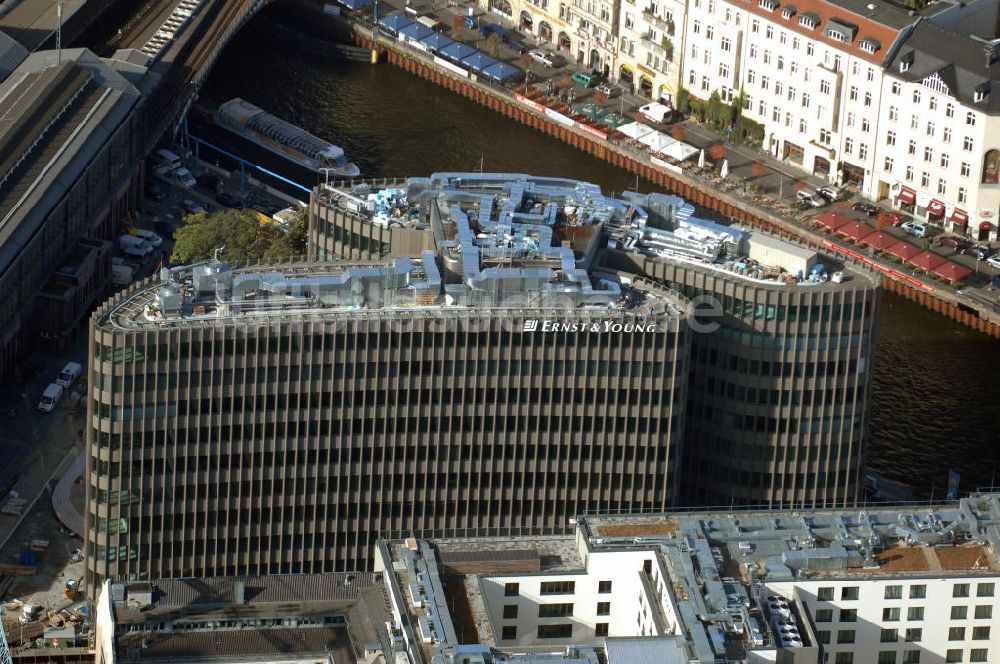 Berlin von oben - Büro- und Geschäftshauskomplex Spreedreieck, umsäumt von Spree, Friedrichstraße und S-Bahnhof