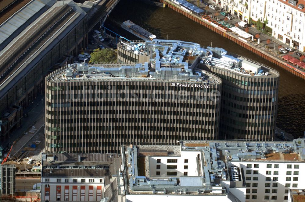 Berlin aus der Vogelperspektive: Büro- und Geschäftshauskomplex Spreedreieck, umsäumt von Spree, Friedrichstraße und S-Bahnhof